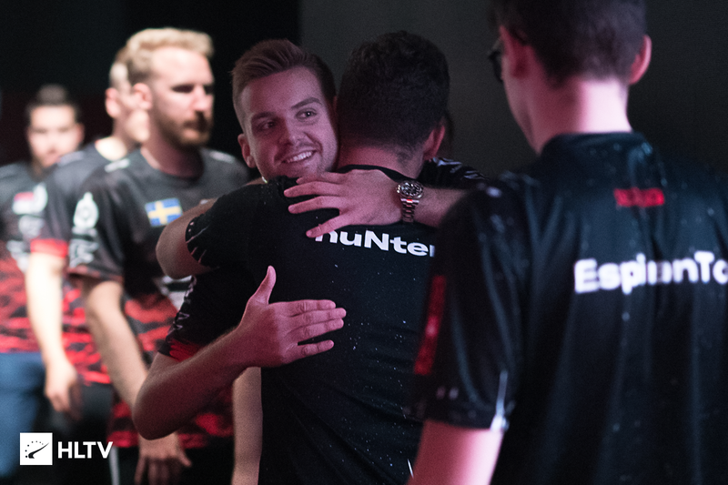 KaKAO 赵信的枪如龙，捡起蓝色 Wolf ，而 Gwen 唱着向前冲。 Puff 队伍赢回一城