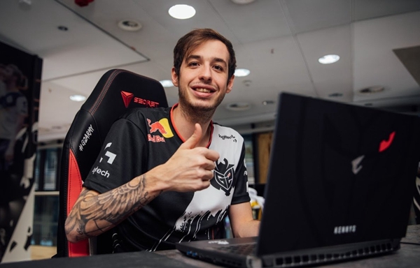 torzsi与 Mouz 签署了多年合同;